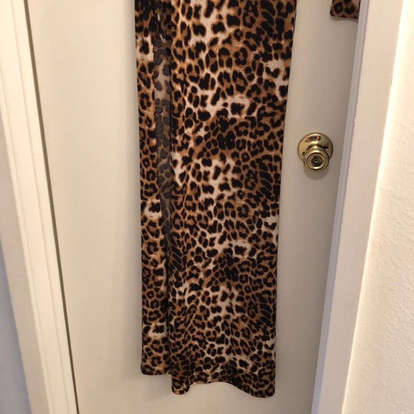 Long sleeved leopard dress with slit - Picture 2 of 6